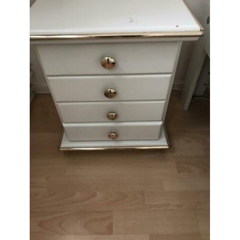 2 Nachtkastjes en toilet tafel.