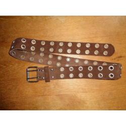 Bruine leren riem met veel gaatjes izgst!
