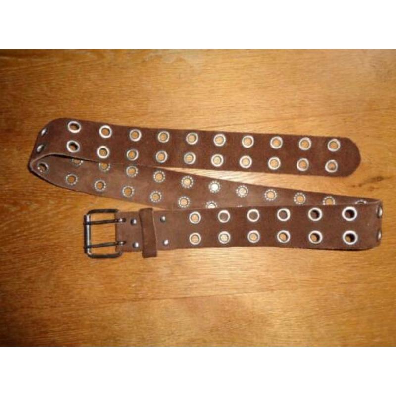 Bruine leren riem met veel gaatjes izgst!