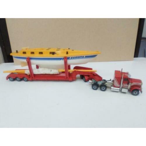 siku Peterbilt met zeilboot.