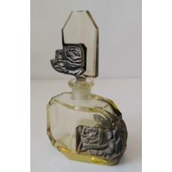 Art Deco parfumfles geslepen kristal, rozen in reliëf. Mooi!