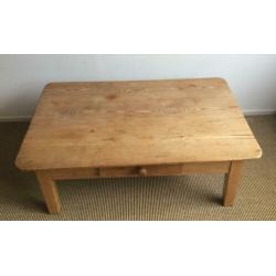 te koop: oud grenen salon tafel