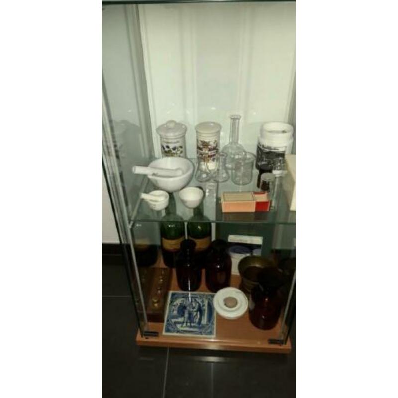 Te koop verzameling oude apotheek attributen
