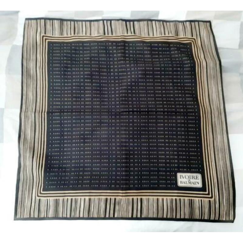 Vintage Balmain sjaaltje/ shawl. Ivoire de Balmain.