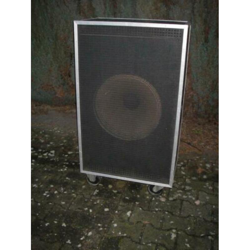 TK zeer groot Leeg 70iesBAS CAB (18 inch, Ported, front+back