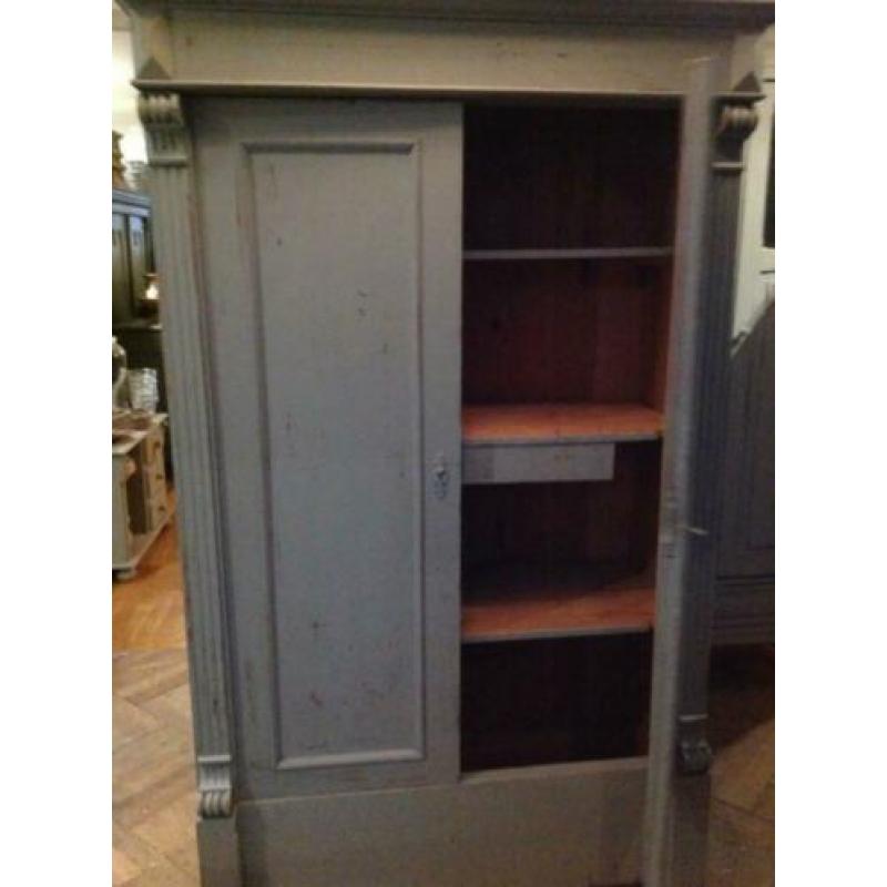 Vintage kast, brocante meidenkast, oude doorleefde kast VdlM