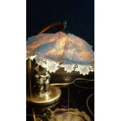 antieke lamp, koper met bronzen man op stoel met kanten kap