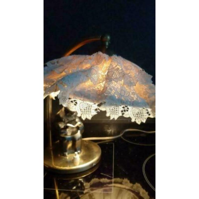 antieke lamp, koper met bronzen man op stoel met kanten kap