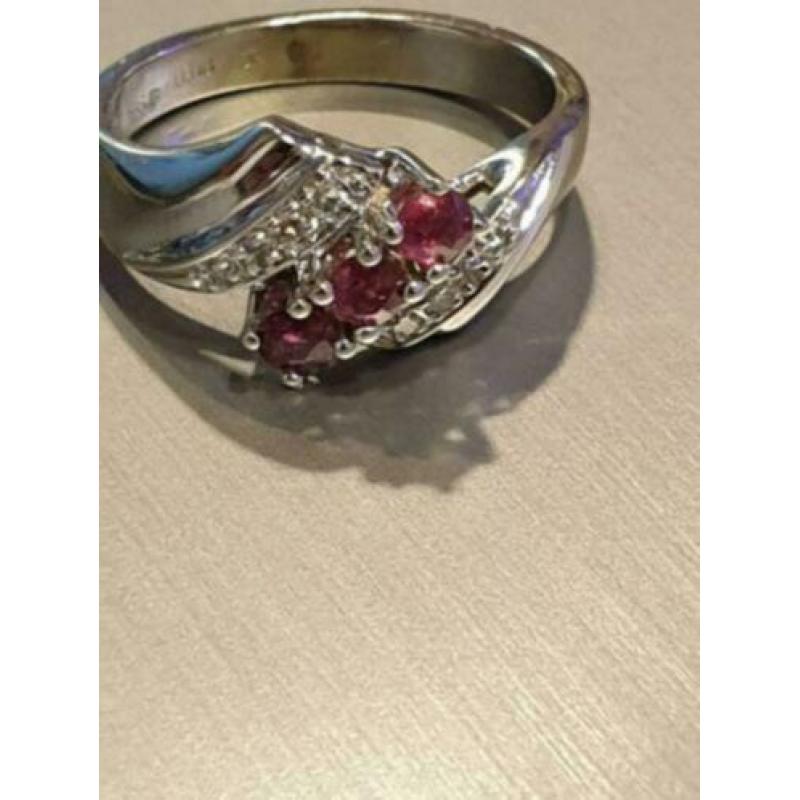 Mooie 14 karaat gouden ring met Robijnen en Diamant