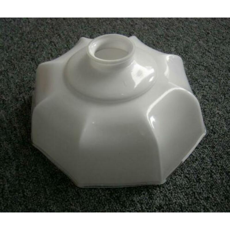 Antieke keuken hanglamp met antieke glazen kap.