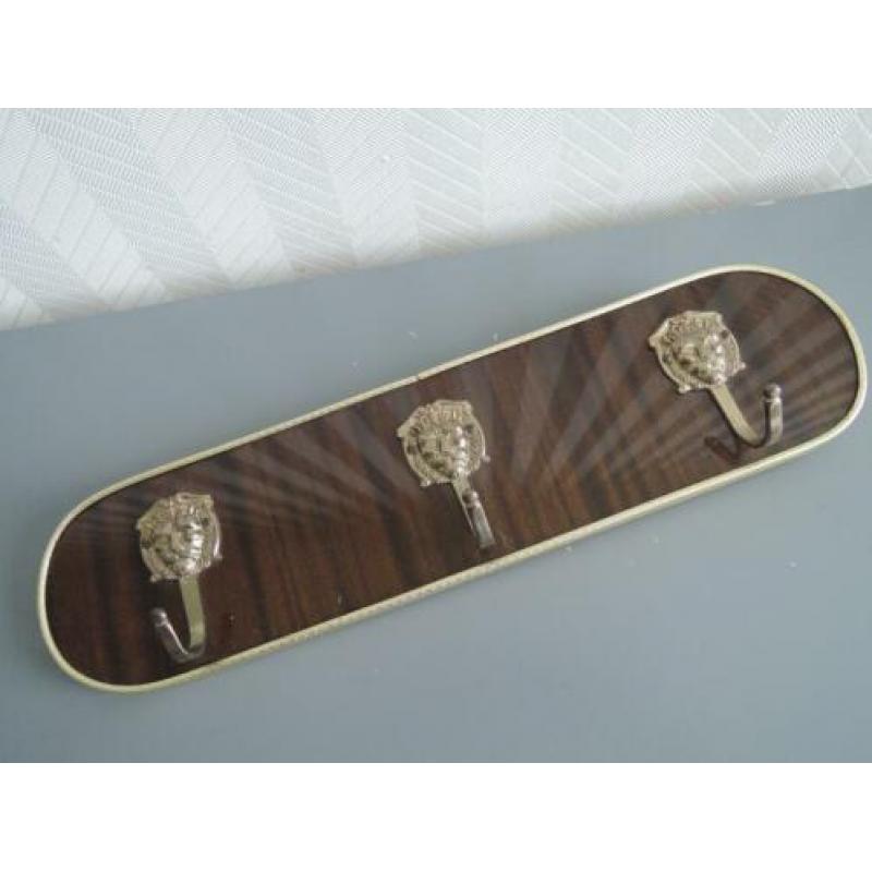 Vintage wandrekje met drie koperkleurige haken
