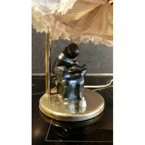 antieke lamp, koper met bronzen man op stoel met kanten kap