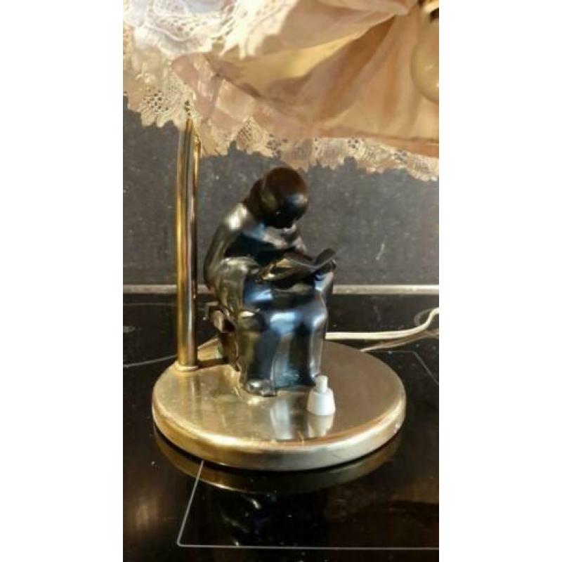 antieke lamp, koper met bronzen man op stoel met kanten kap