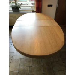 Zeer mooie stevige eikenhouten eettafel, rond/ovaal
