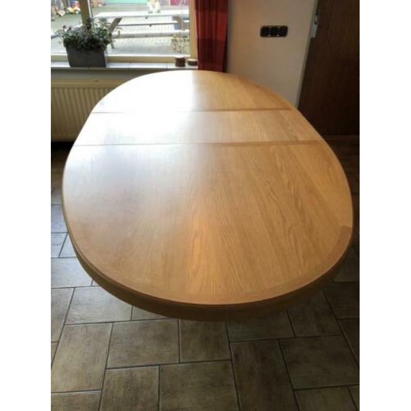Zeer mooie stevige eikenhouten eettafel, rond/ovaal