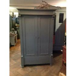 Vintage kast, brocante meidenkast, oude doorleefde kast VdlM