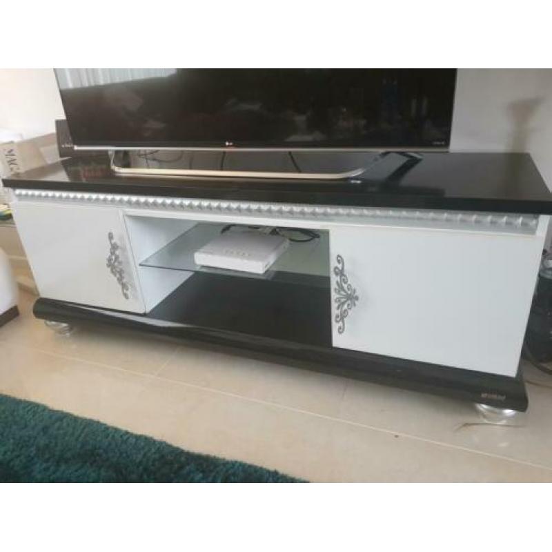 TV kast / TV meubel met softclose deuren in nieuwstaat