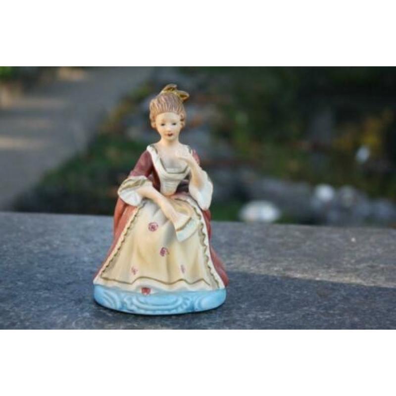 beeld DAME hoogte 13 cm