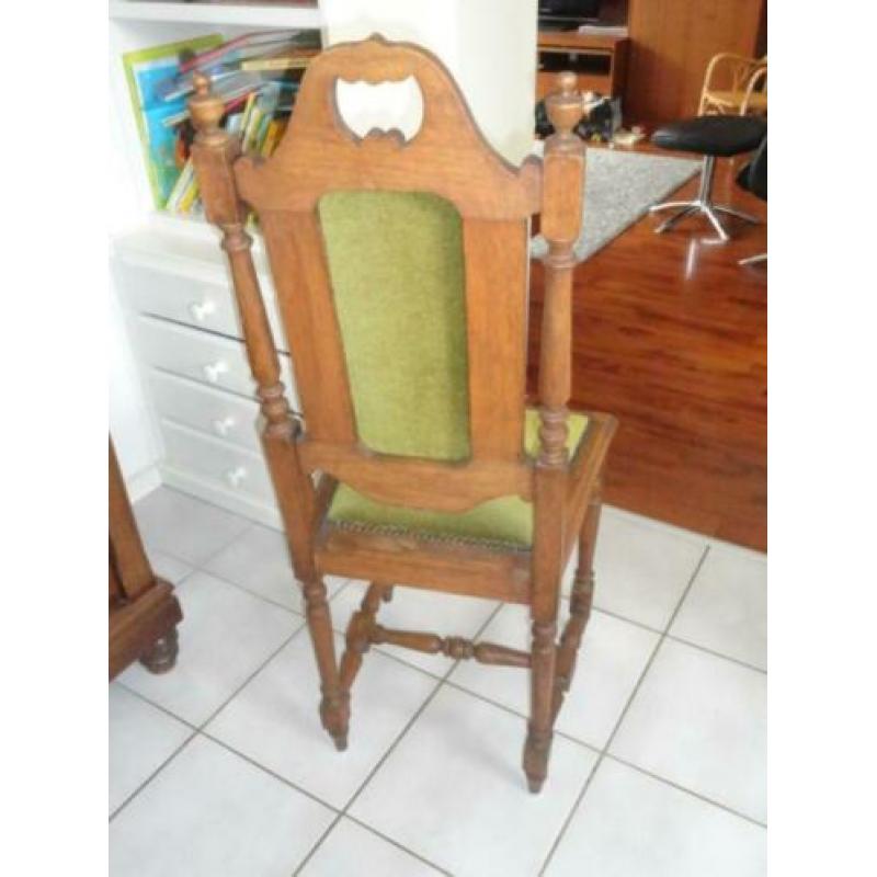 Oude stoelen, 2 stuks.