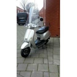 NIEUWSTAAT Vespalook Snorscooter 25km.4Takt 5000km.Bj.2012