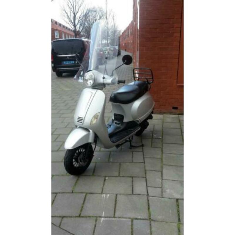 NIEUWSTAAT Vespalook Snorscooter 25km.4Takt 5000km.Bj.2012