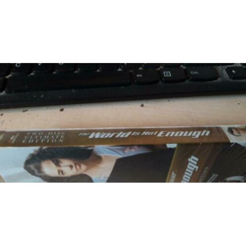 Dvd the world in not enough two disc ultimate edition nieuw