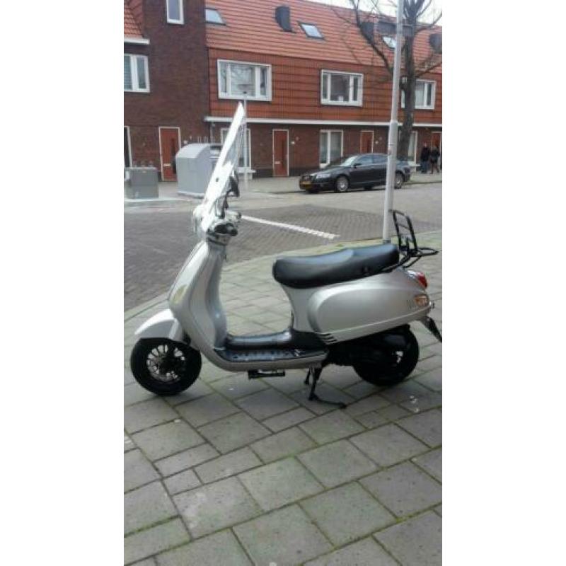 NIEUWSTAAT Vespalook Snorscooter 25km.4Takt 5000km.Bj.2012