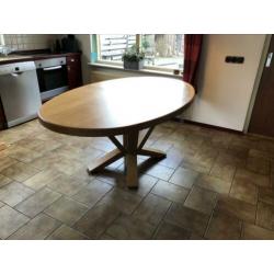 Zeer mooie stevige eikenhouten eettafel, rond/ovaal