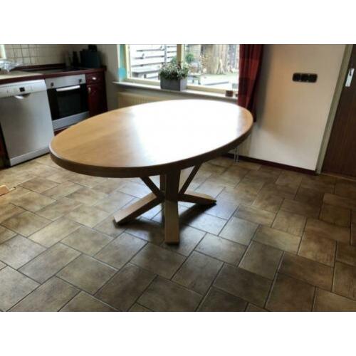 Zeer mooie stevige eikenhouten eettafel, rond/ovaal
