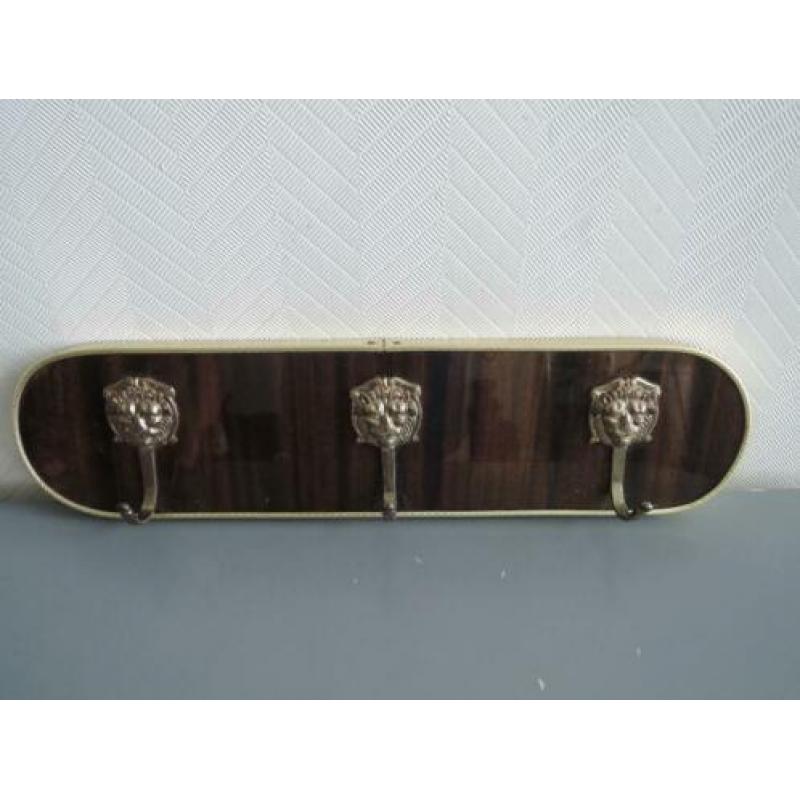 Vintage wandrekje met drie koperkleurige haken
