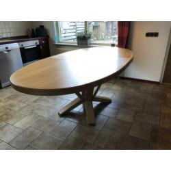Zeer mooie stevige eikenhouten eettafel, rond/ovaal
