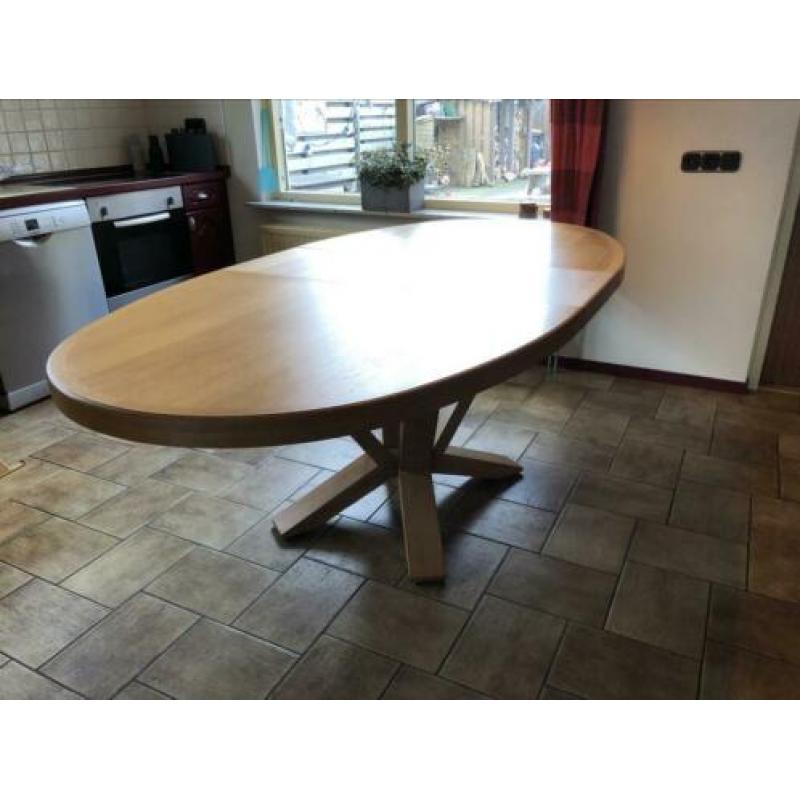 Zeer mooie stevige eikenhouten eettafel, rond/ovaal