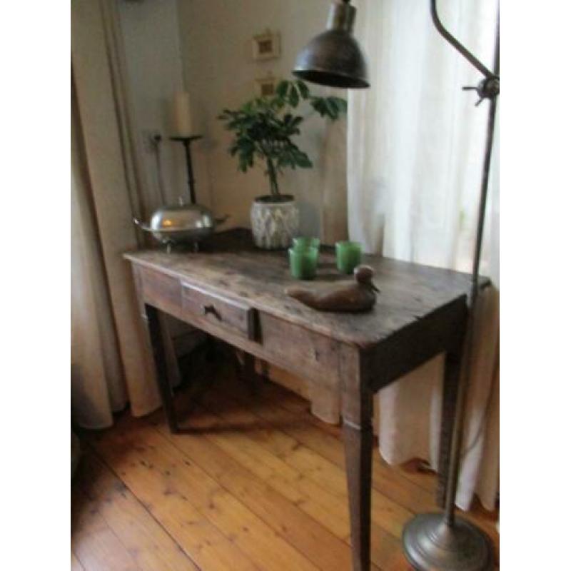Antieke tafel met grote la