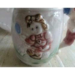Brocante roze kinderbeker, meisje met spiegel en beertje