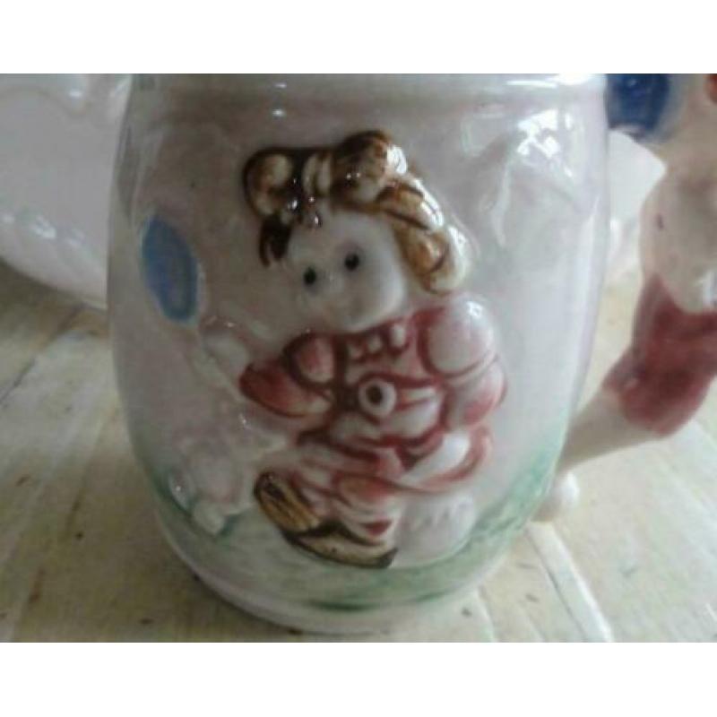 Brocante roze kinderbeker, meisje met spiegel en beertje