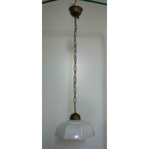 Antieke keuken hanglamp met antieke glazen kap.