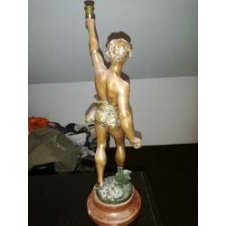 Brons ridder beeld op voet man met fakkel