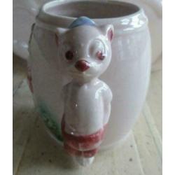 Brocante roze kinderbeker, meisje met spiegel en beertje