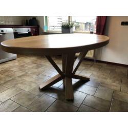 Zeer mooie stevige eikenhouten eettafel, rond/ovaal