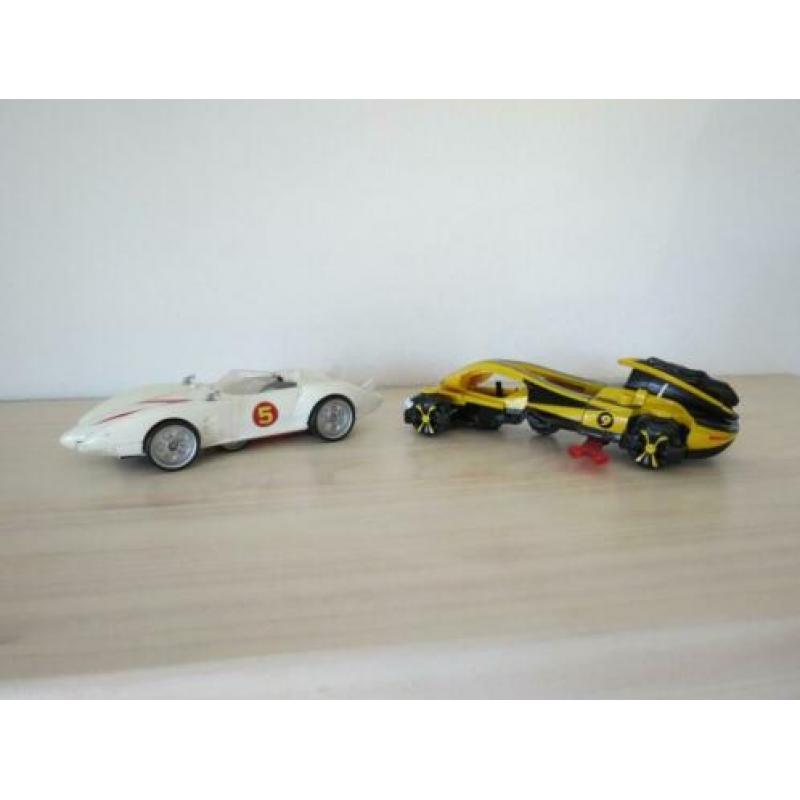 2 Speedracers met schietende kleine wagen. 2 stuks