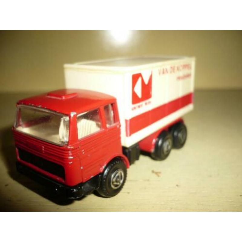 Mie18> oude efsi mercedes bakwagen