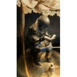 antieke lamp, koper met bronzen man op stoel met kanten kap
