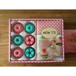 Setje cupcake-vormpjes+receptenboek+servetten HighTea