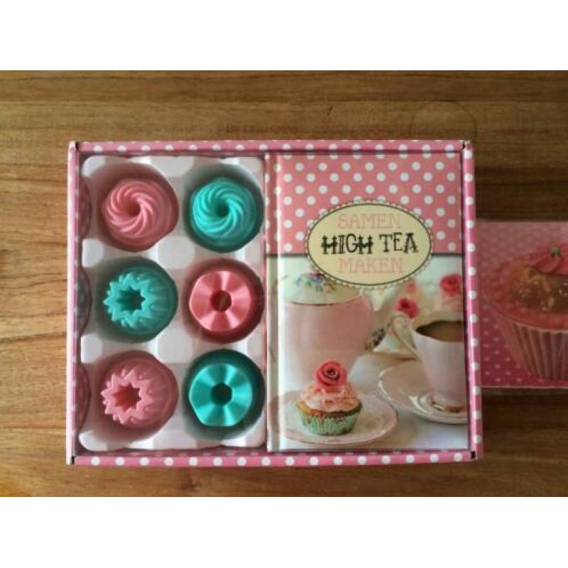 Setje cupcake-vormpjes+receptenboek+servetten HighTea