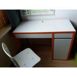 Vrolijk IKEA kinderbureau met bureaustoel
