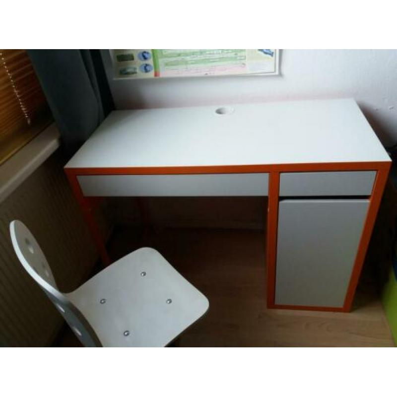 Vrolijk IKEA kinderbureau met bureaustoel