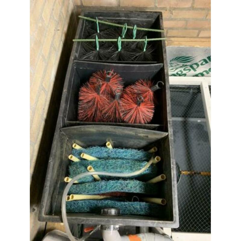 Polyesterbak met afvoer,pomp,filterinstalatie,enz