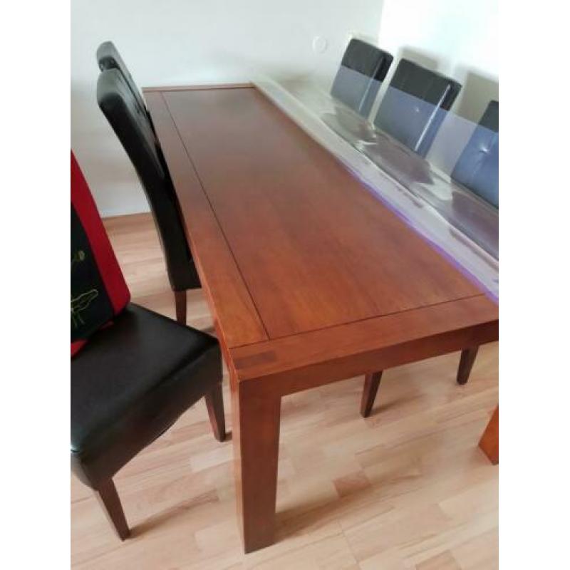 Ruime houten eettafel met stoelen