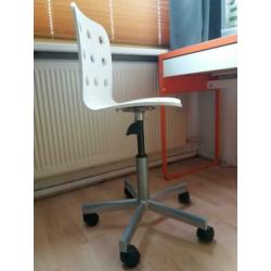 Vrolijk IKEA kinderbureau met bureaustoel
