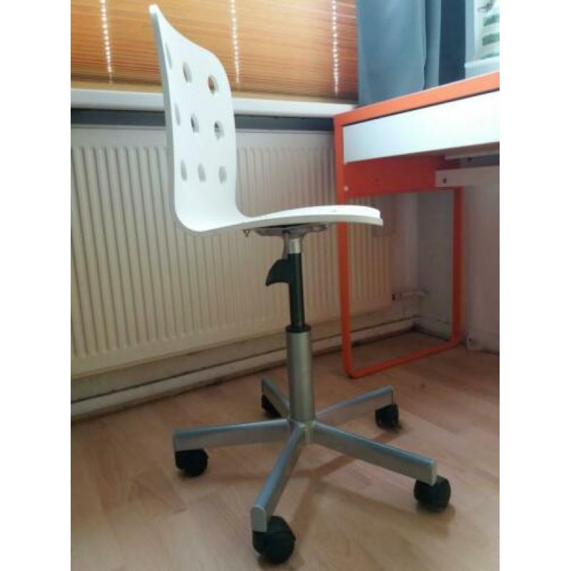 Vrolijk IKEA kinderbureau met bureaustoel